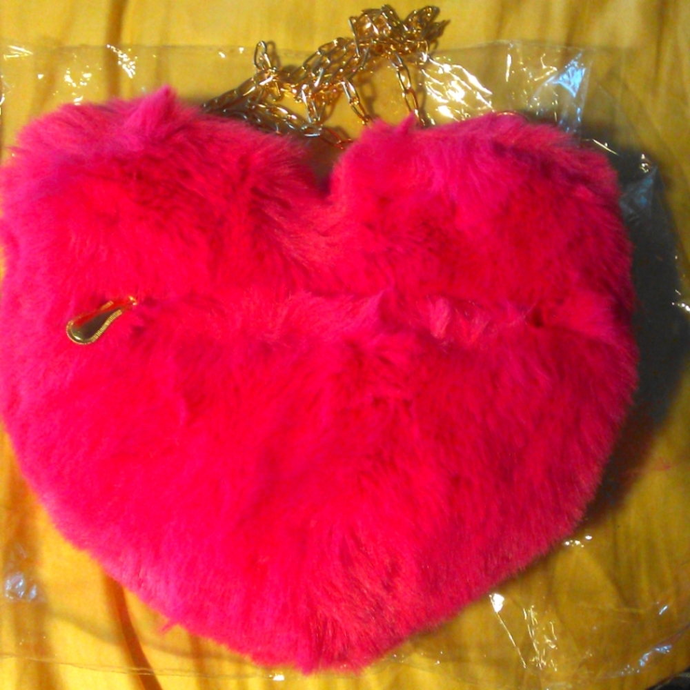 BNIB HEART PURSE FUREY PINK SIDE ZIPPER DETACHABLE GOLD CHAIN SWEET GIRLS GIFT